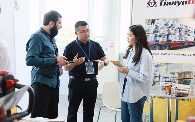 شاحنة البليت الكهربائية TianyuLux لجميع التضاريس تتألق في CeMAT RUSSIA 2025، حل الحماية من فئة التخزين البارد يجذب اهتمامًا واسع النطاق